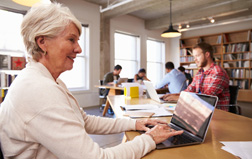 Älter und jüngere Leute in der Bibliothek. Foto: Fotolia/Monkey Business Älter und jüngere Leute in der Bibliothek. Foto: Fotolia/Monkey Business