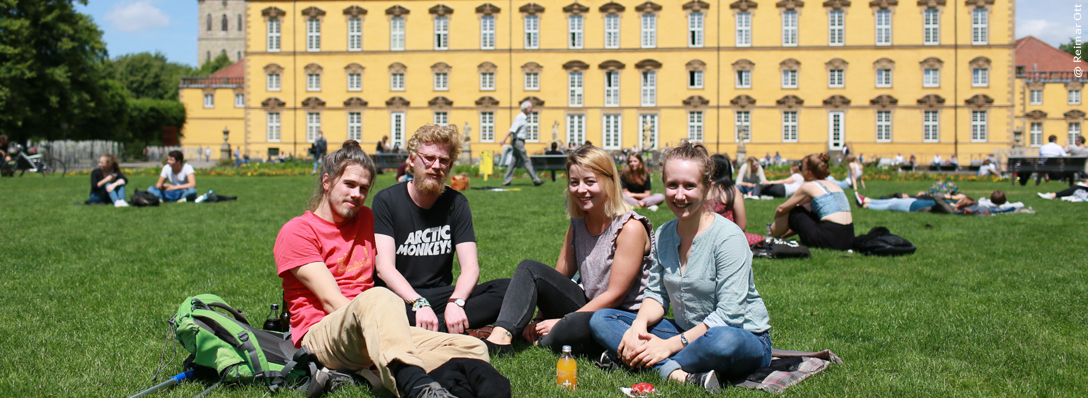 Studierende auf der Wiese im Schlossgarten, Foto: Reimar Ott
