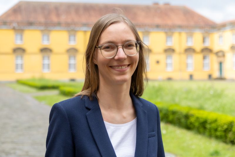 Juniorprof. Dr. Steffie Schmidt lächelt in die Kamera
Copyright Jens Raddatz / Uni Osnabrück