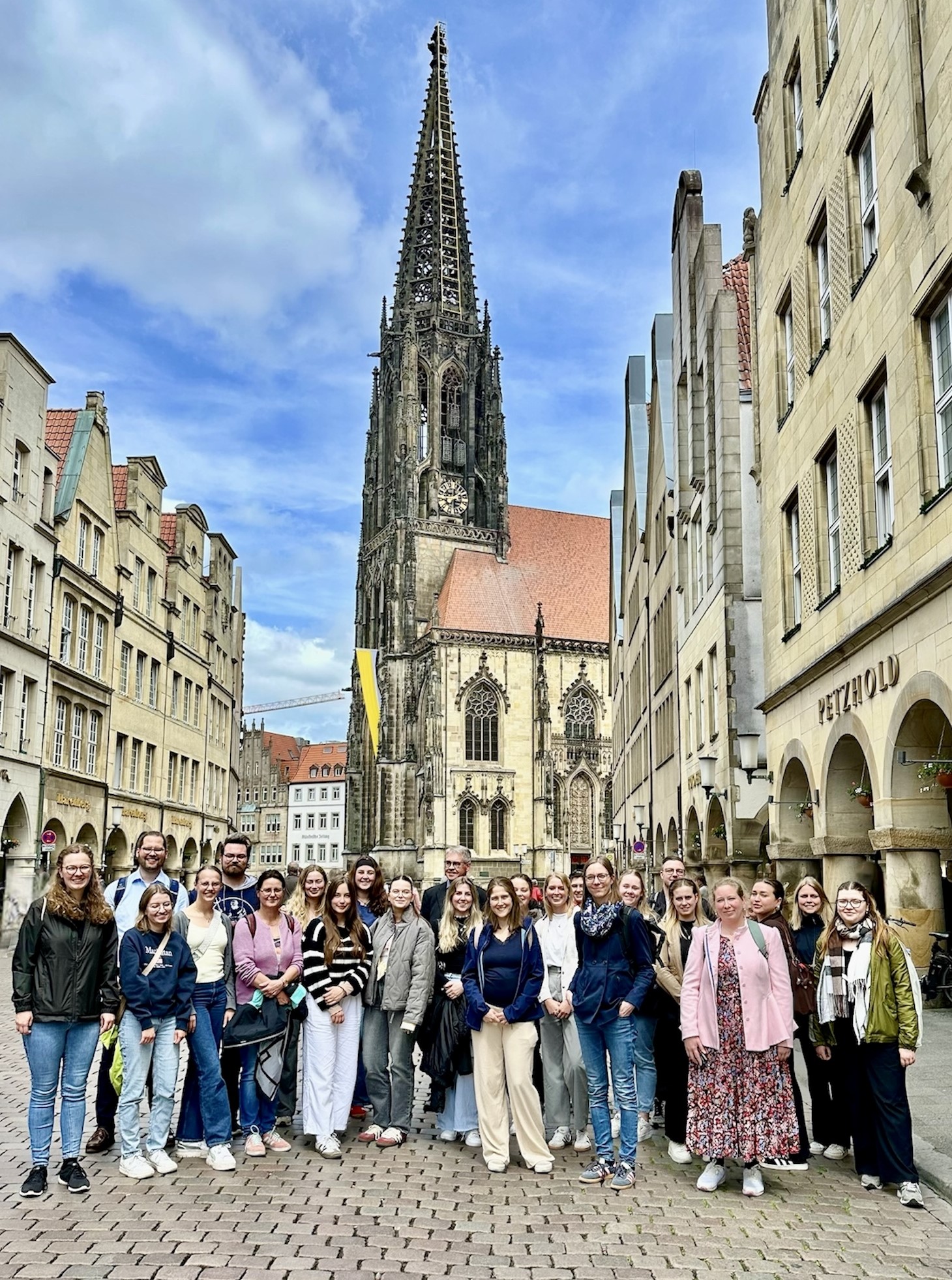 Die Teilnehmenden des Studientages 2025 stehen auf dem Prinzipalmarkt in Münster, im Hintergrund die Lambertikirche in Münster!
 © Universität Osnabrück | Luca Wijsbeek